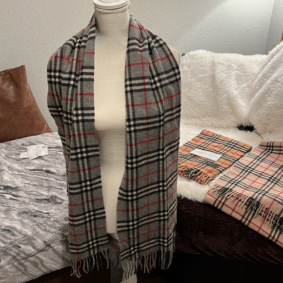 . One Burberry London 100% Lambswool Scarfs (Authentic) - Picture 6 of 6
